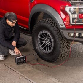NOCO AIR20 12Volt Akü Bağlantı Maşalı 100 PSI Ayarlanabilir Dijital Basınç Göstergeli Profesyonel Lastik Şişirme Pompası
